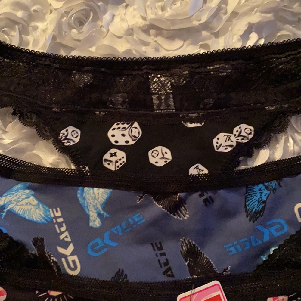 . 5 pairs of lace lined cheeky panties! Size medium! - Picture 2 of 4